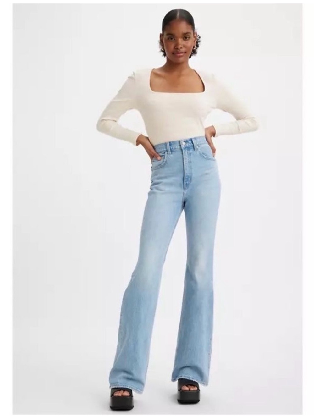 Levi's Premium 70'S High Flare Women's Jeans
Blue Light Wash Size 32